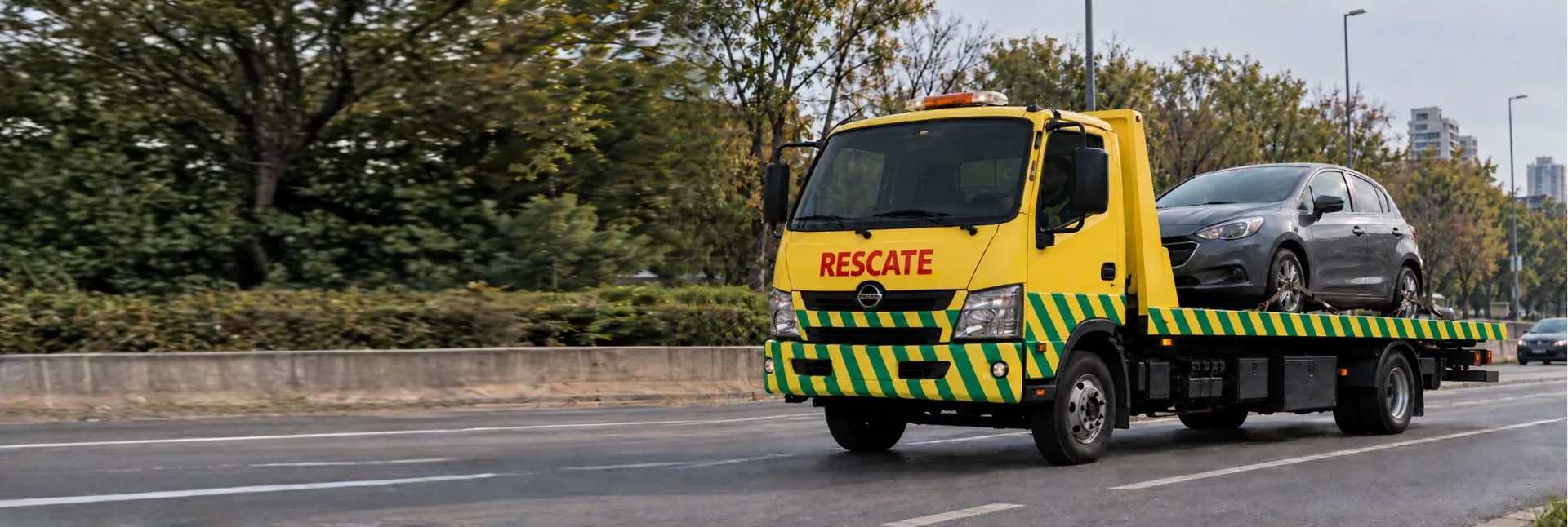 Grúa de Rescate con un auto cargado